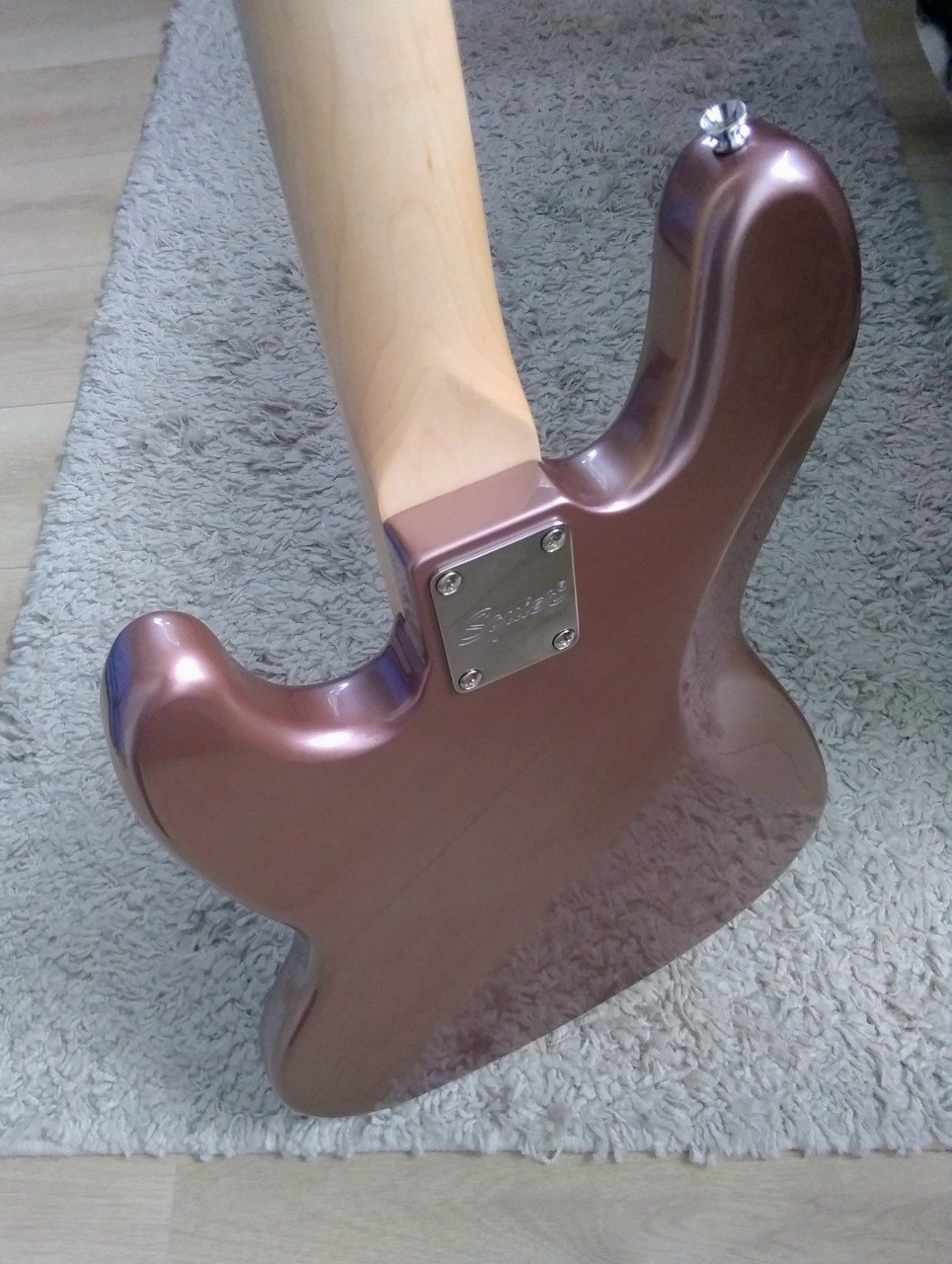 Squier Affinity Jazz Bass 2024 Burgundy Mist/Penny 190 euro.