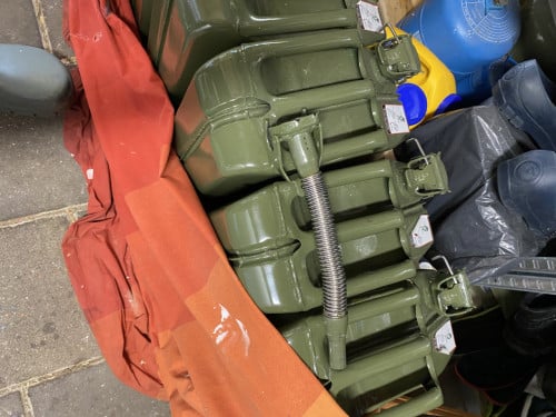 Vijf jerrycans gebruikt voor benzine