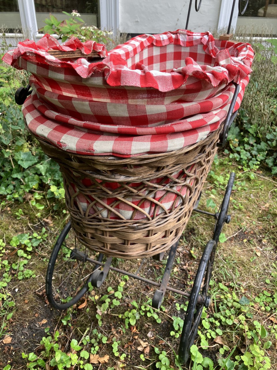 Vintage poppenwagen met lieve pop