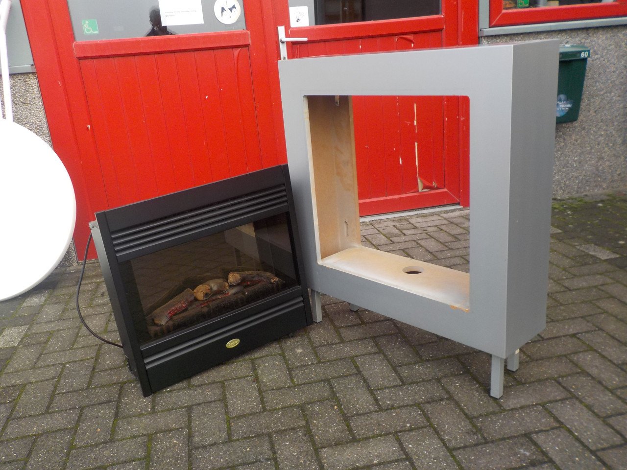 In vrijwel nieuw staat sierhaard die ook warmte geeft