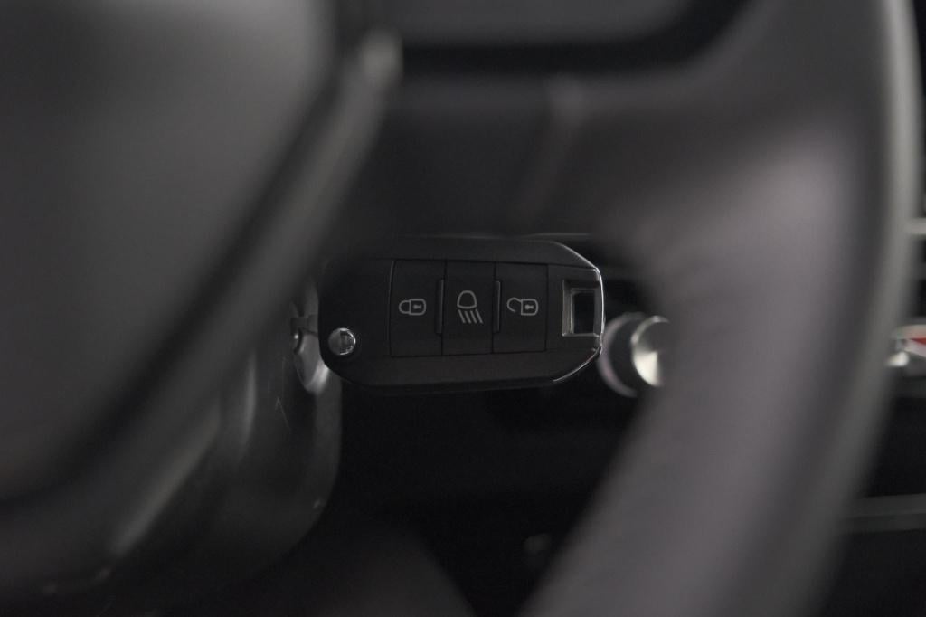 Peugeot 2008 1.2 hybrid 136 style | apple carplay | parkeersensoren | clima