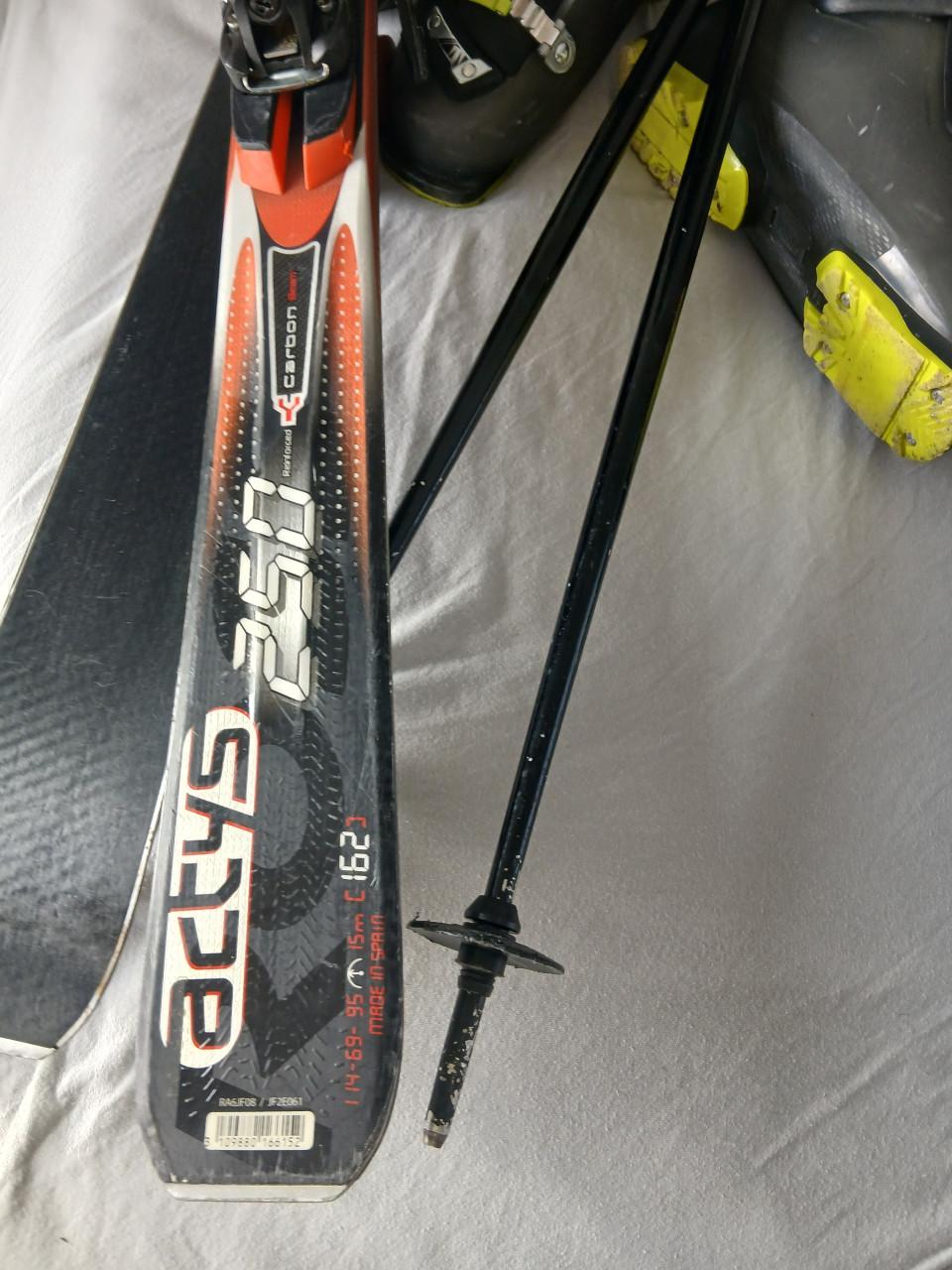 Ski's Rossignol, schoenen, helm, stokken, kleding