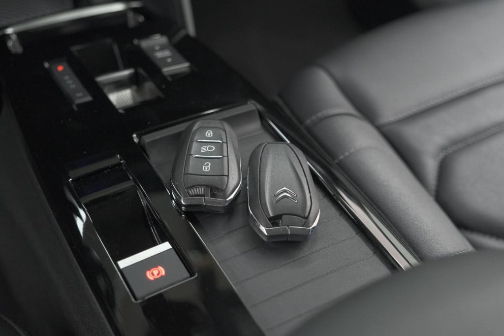 Citroen C4 puretech 130 eat8 shine | camera | dodehoekdetectie | head-up di