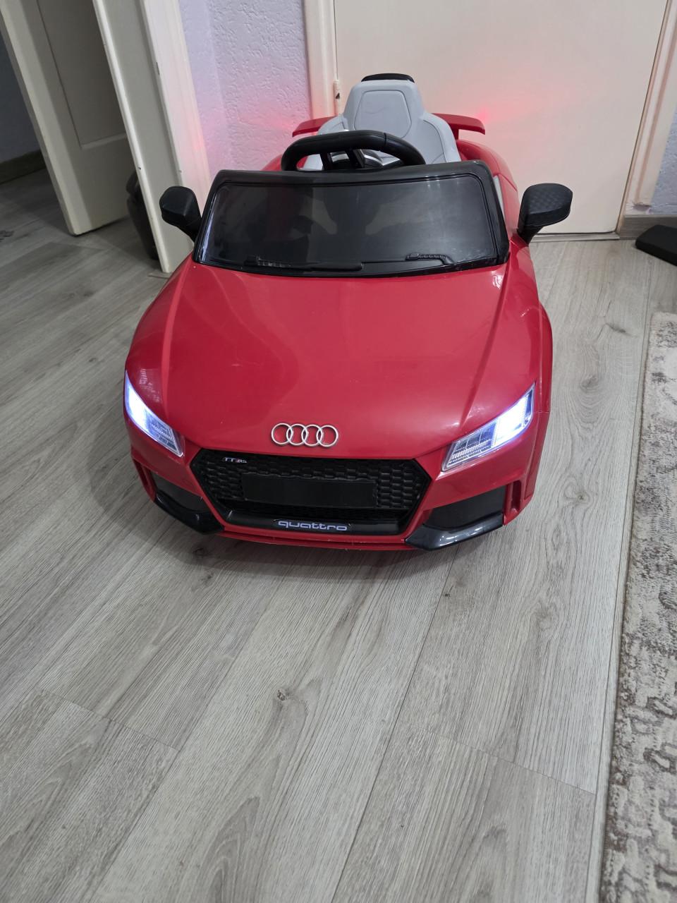 Kinderauto merk AUDI goed werkend met Nieuw accu 12V