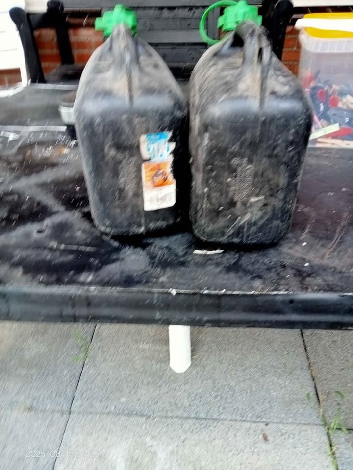 2 x 5 liter jerrycans