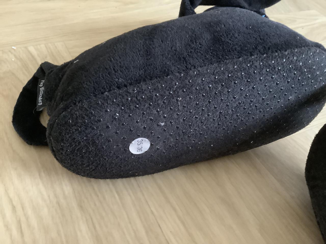 Takkie pantoffels, maat 35/36 valt als 33/34