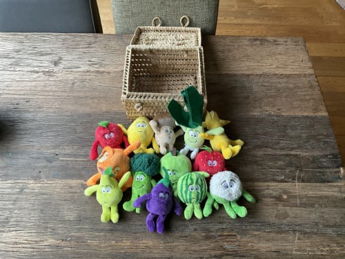 Mandje met stoffen knuffels