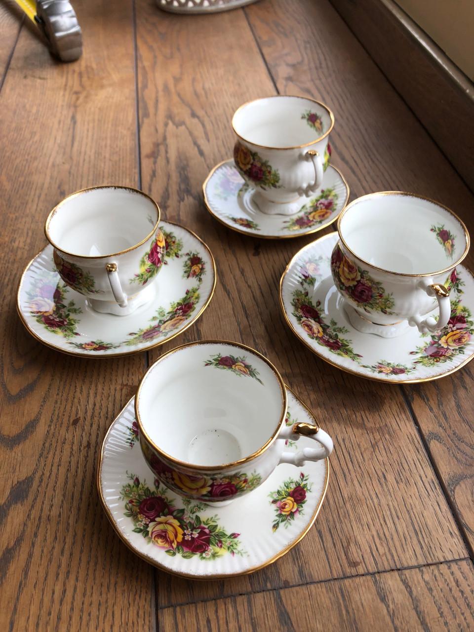 4 vintage kop en schotels