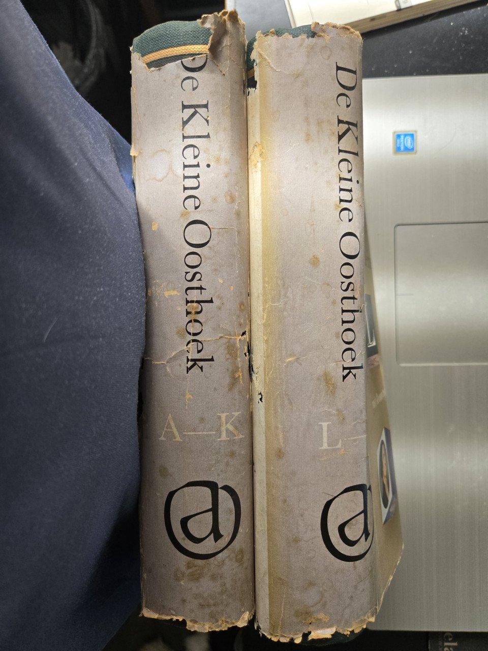 "De Kleine Oosthoek" is een Nederlandse encyclopedie in 2 delen