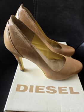Pumps okergeel Diesel maat 40 Hakhoogte 10 cm Bieden mag