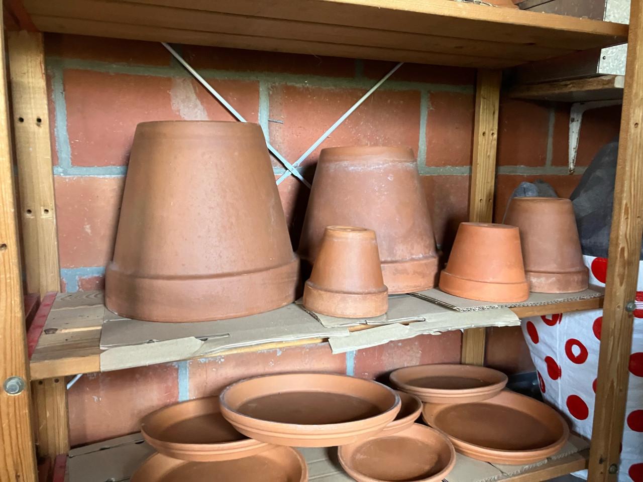 14 terra cotta bloempotten met bijbehorende schalen / onderborden