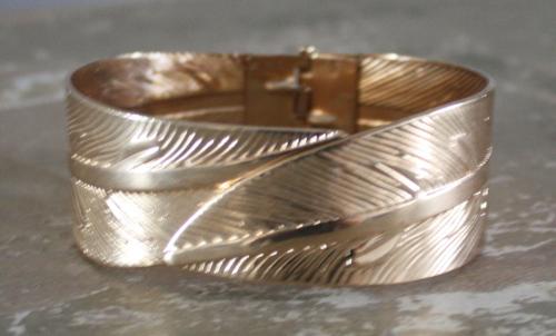 Armband goudkleur rozee kleur met blader print