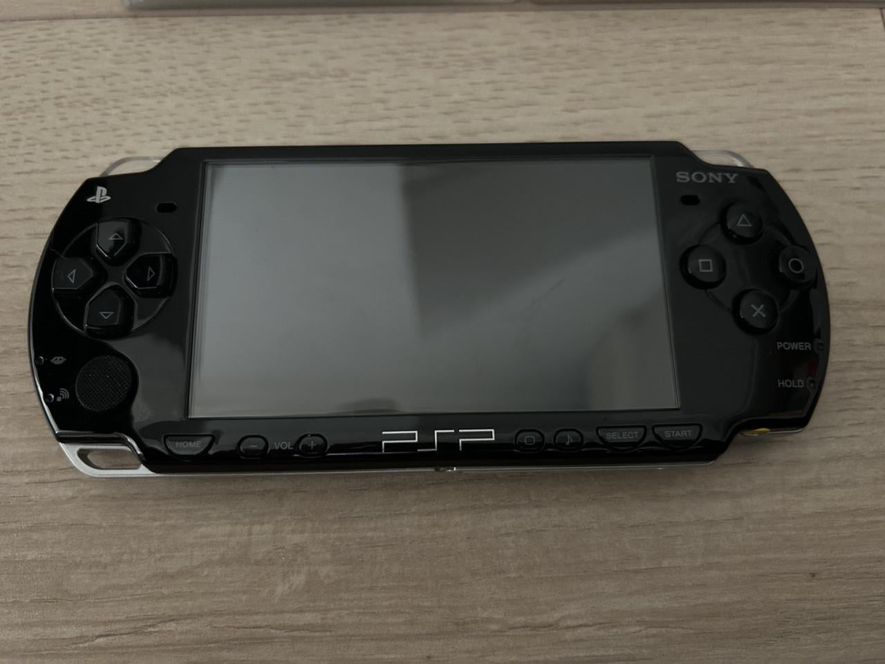 PSP 2000 met case en spellen