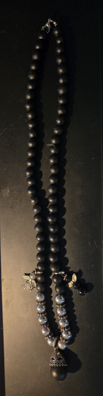 Zwarte kralenketting met hanger en 2 engeltjes, met sluiting, 38 cm