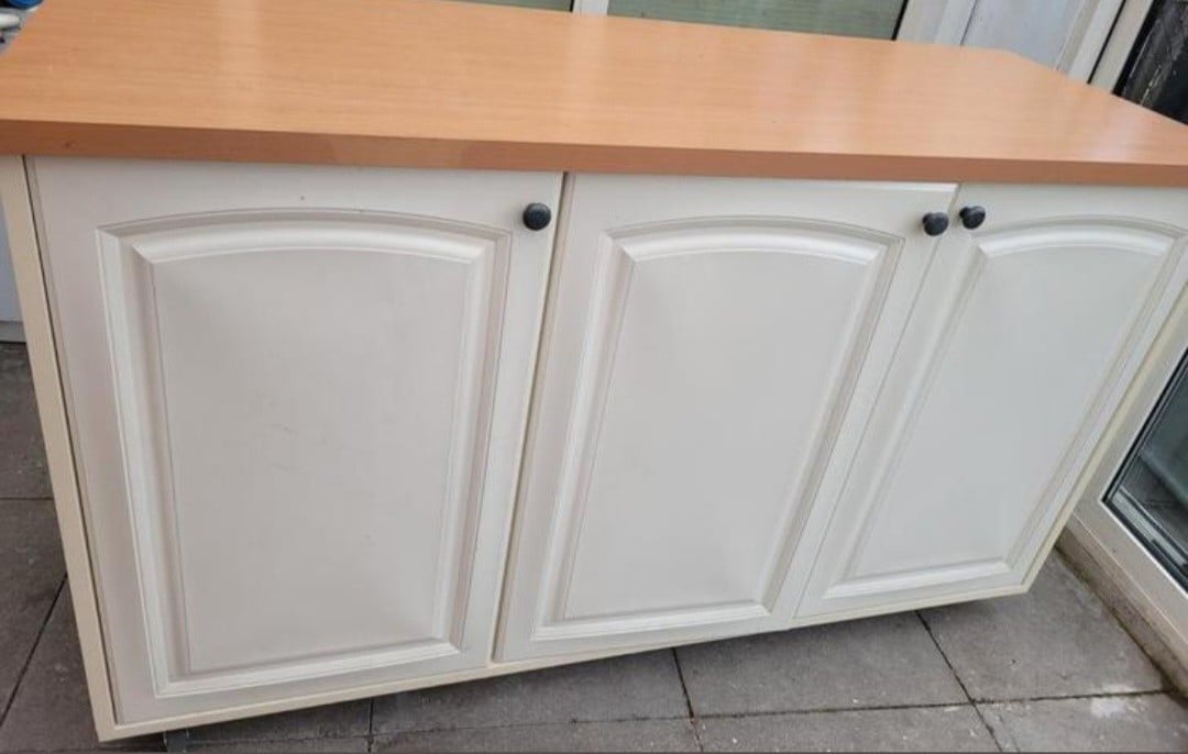 Te koop: Bartafel met opbergruimte / kast op wielen