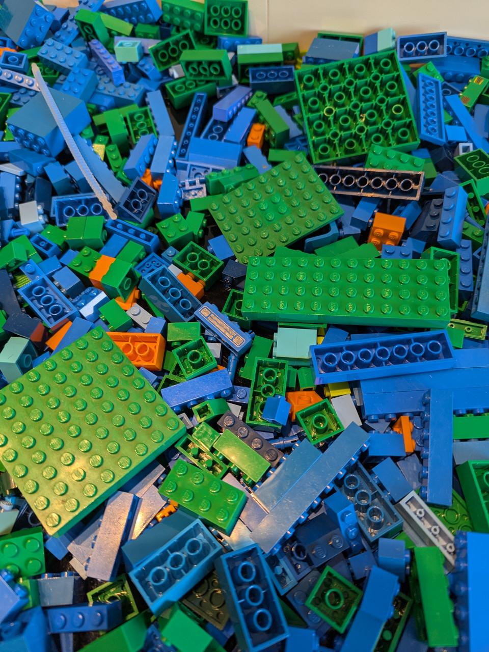 Lego, gesorteerd Groen, Blauw en Oranje
