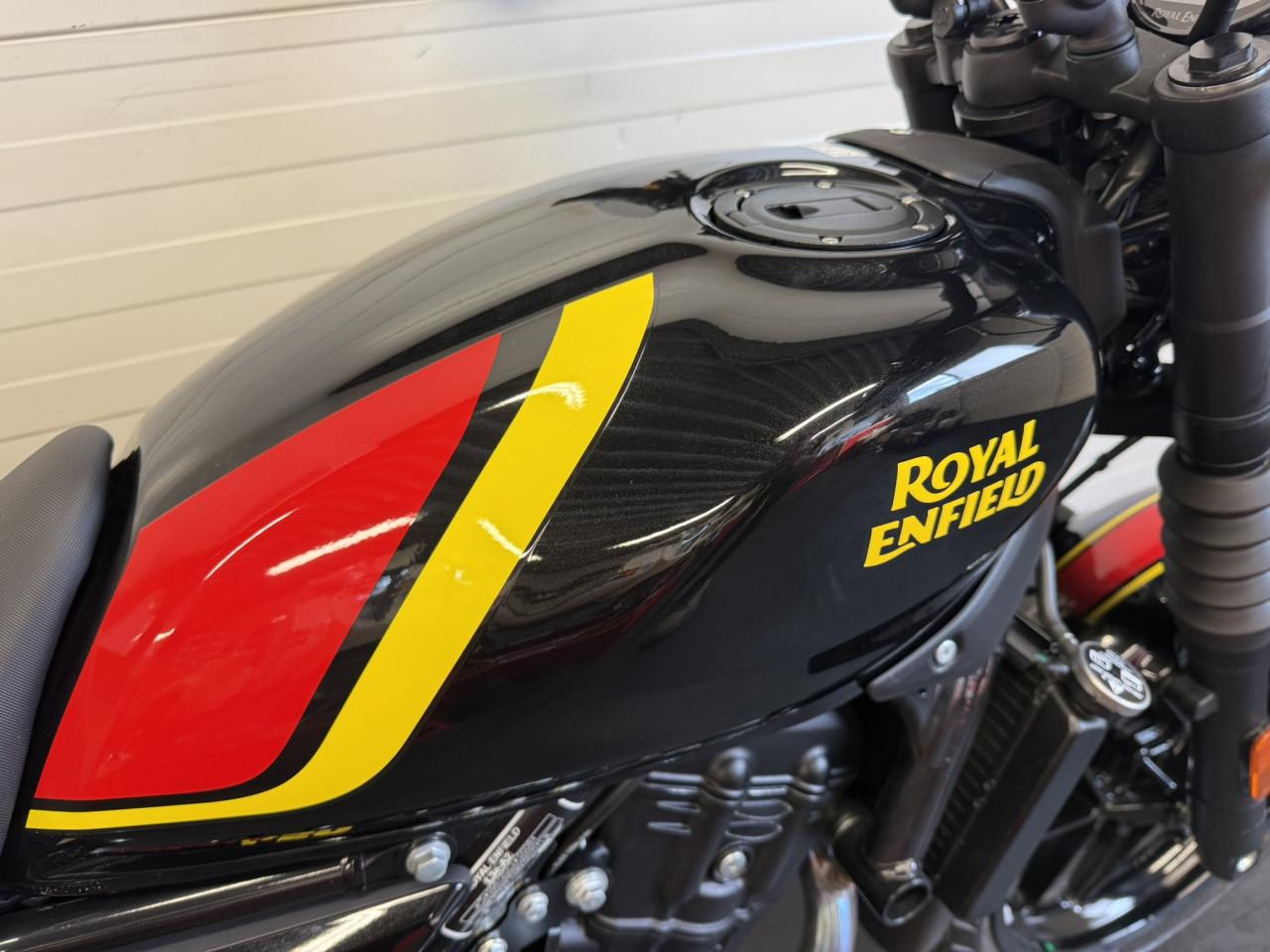 Jonge en gave Royal Enfield Guerrilla 450!