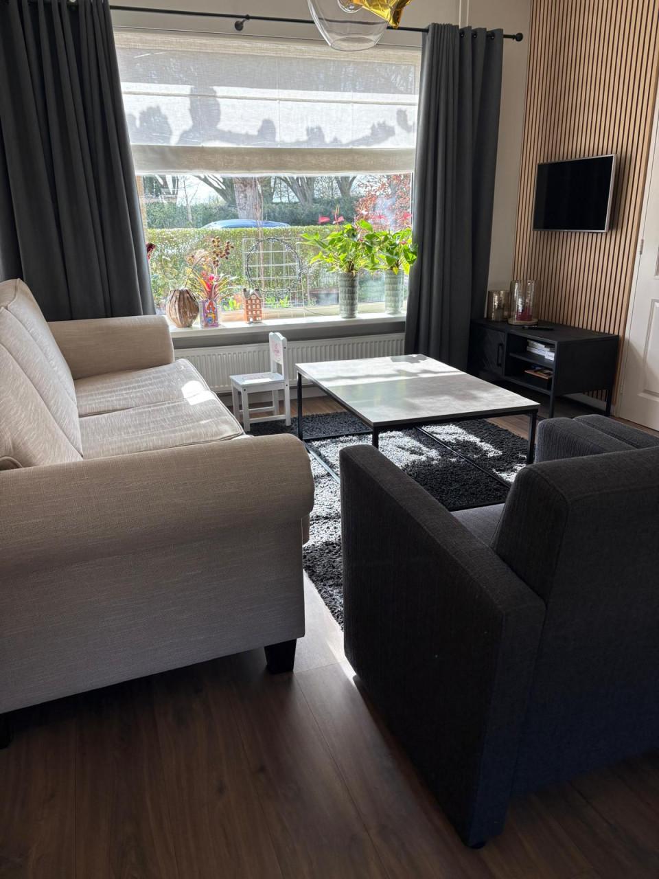 Bank + 2 fauteuils + salontafel + vloerkleed