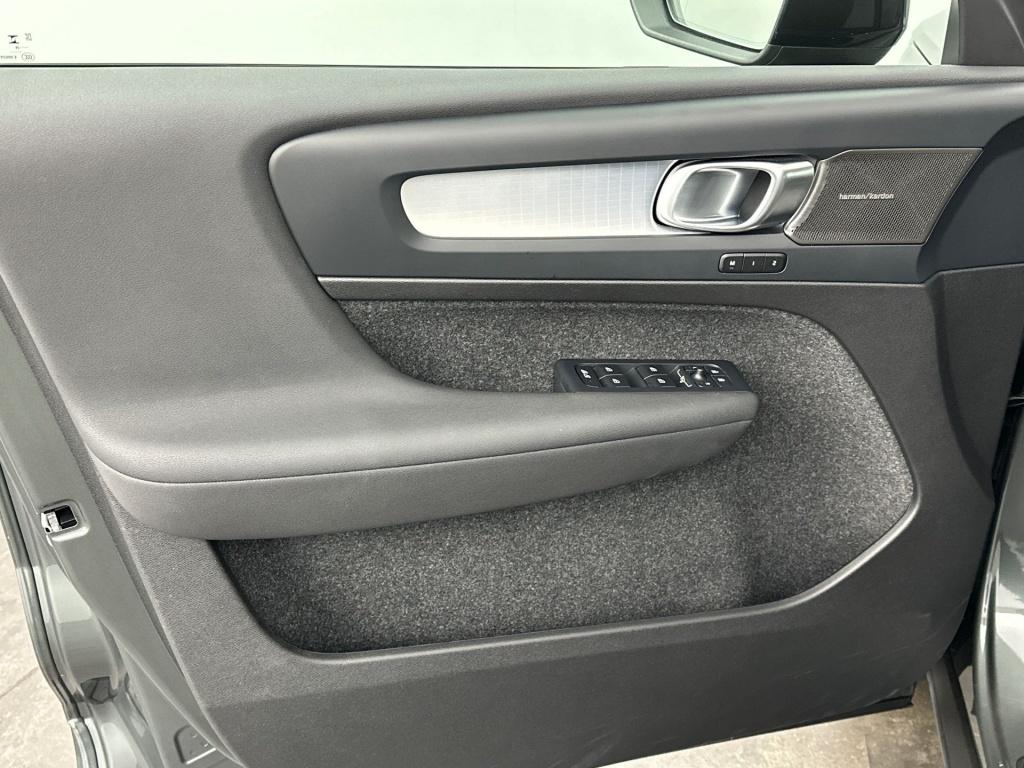 Volvo XC40 b4 197pk plus dark| camera| trekhaak| adap.cruise| h&k audio
