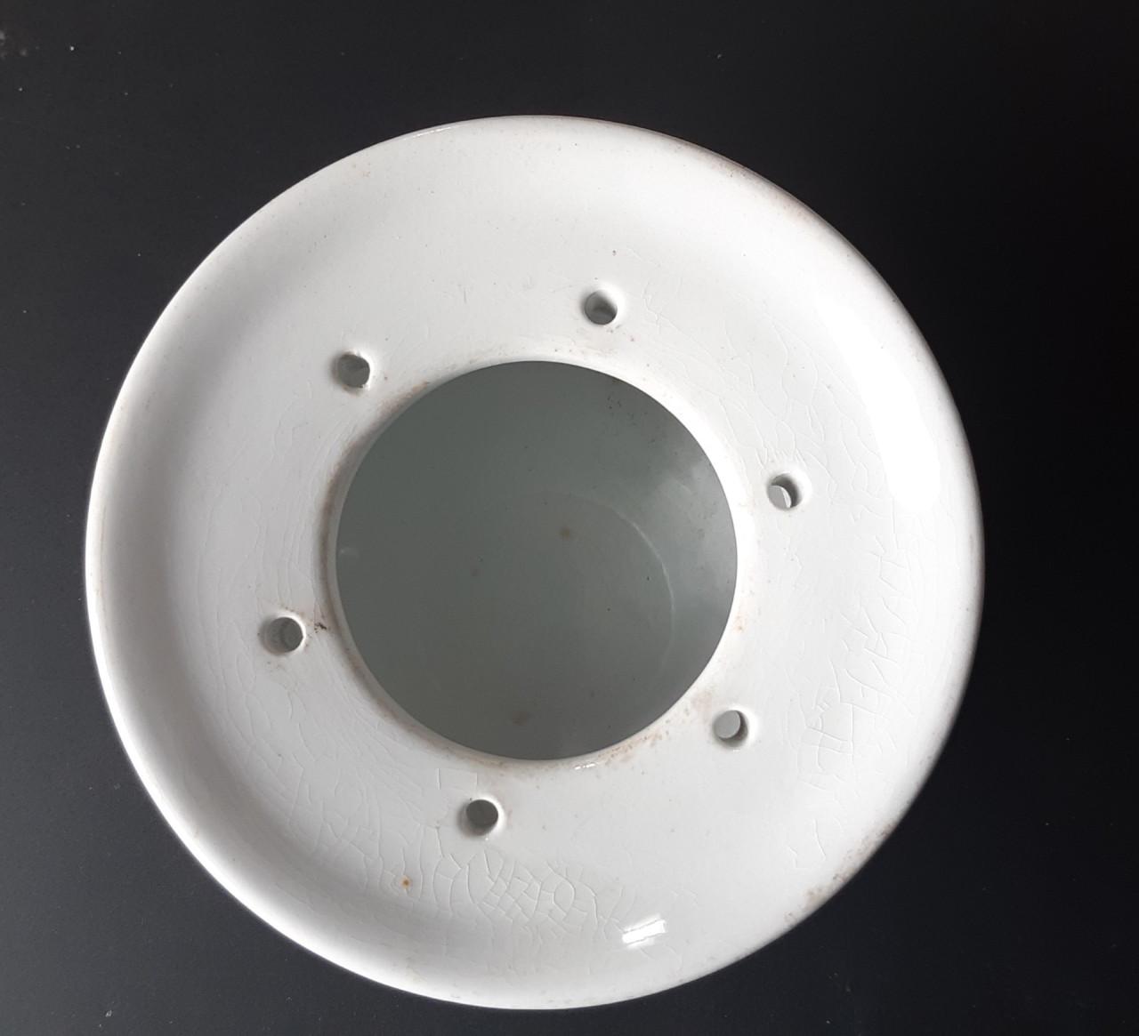 Petrus Regout wit theelicht op pootjes met vetschuitje