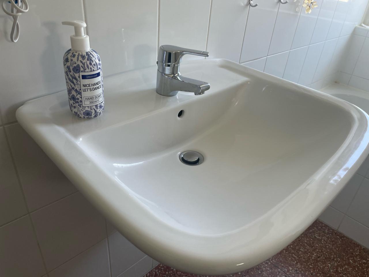 Wastafel met sifon ombouw