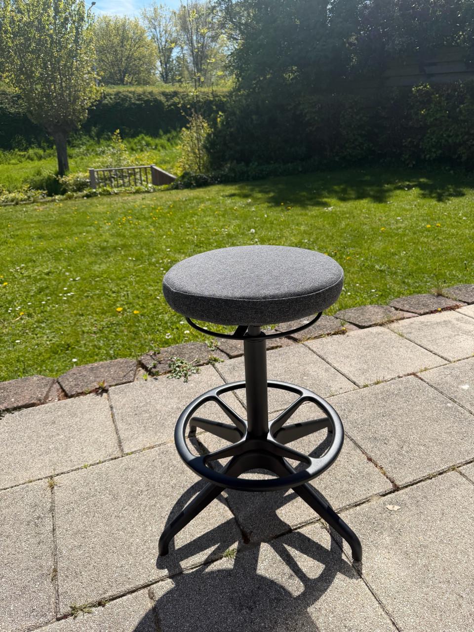 Te koop: Bureau stoel + 2 krukjes