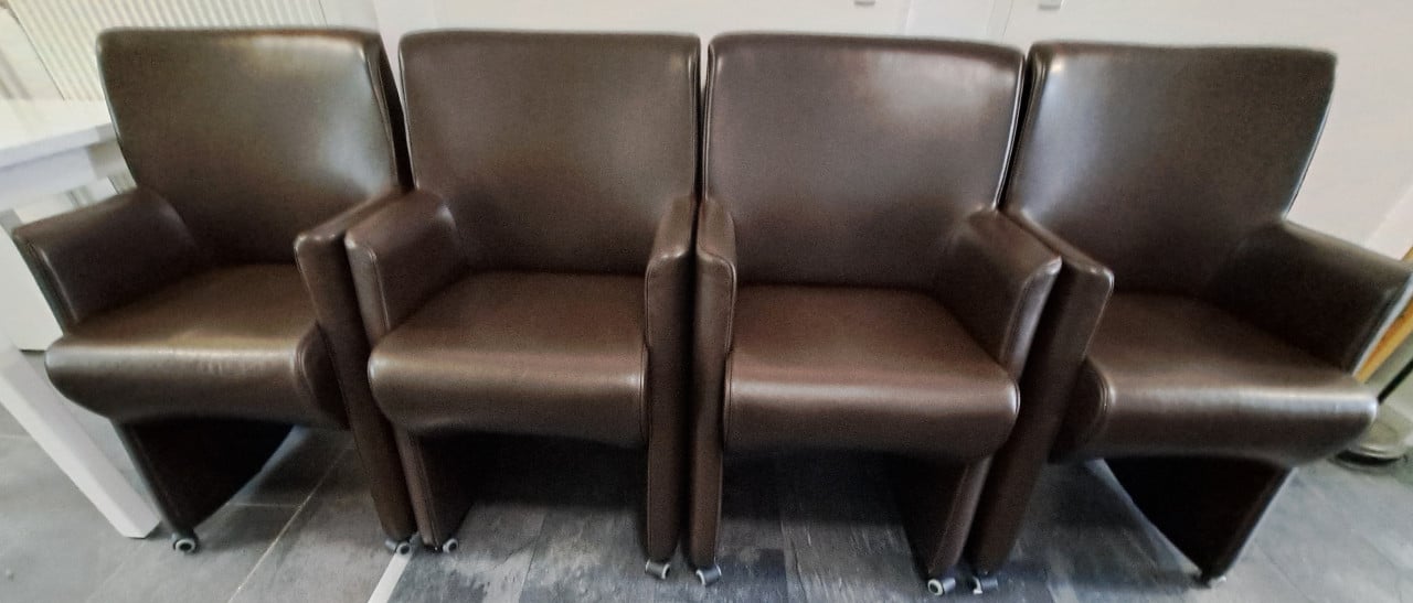 Mooie tafel & 4 bruine lederen stoelen
