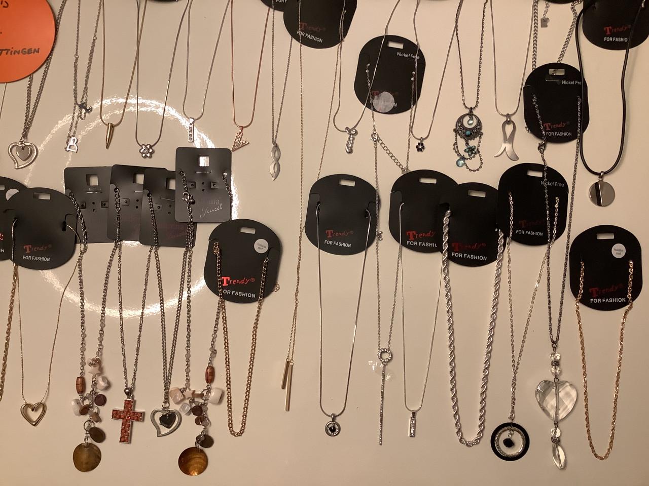 Partij mooie kettingen. ( partij 62)