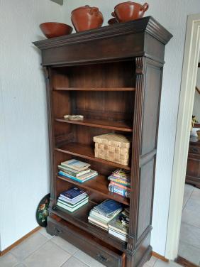 Koloniale boekenkast