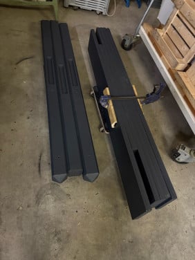 Nieuwe schutting geimpregneerd. gecoate palen en onderplaten.