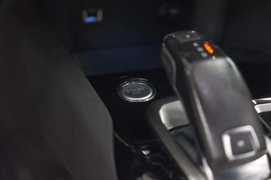 Peugeot 3008 puretech 130 eat6 gt | allseason banden | trekhaak | panoramad