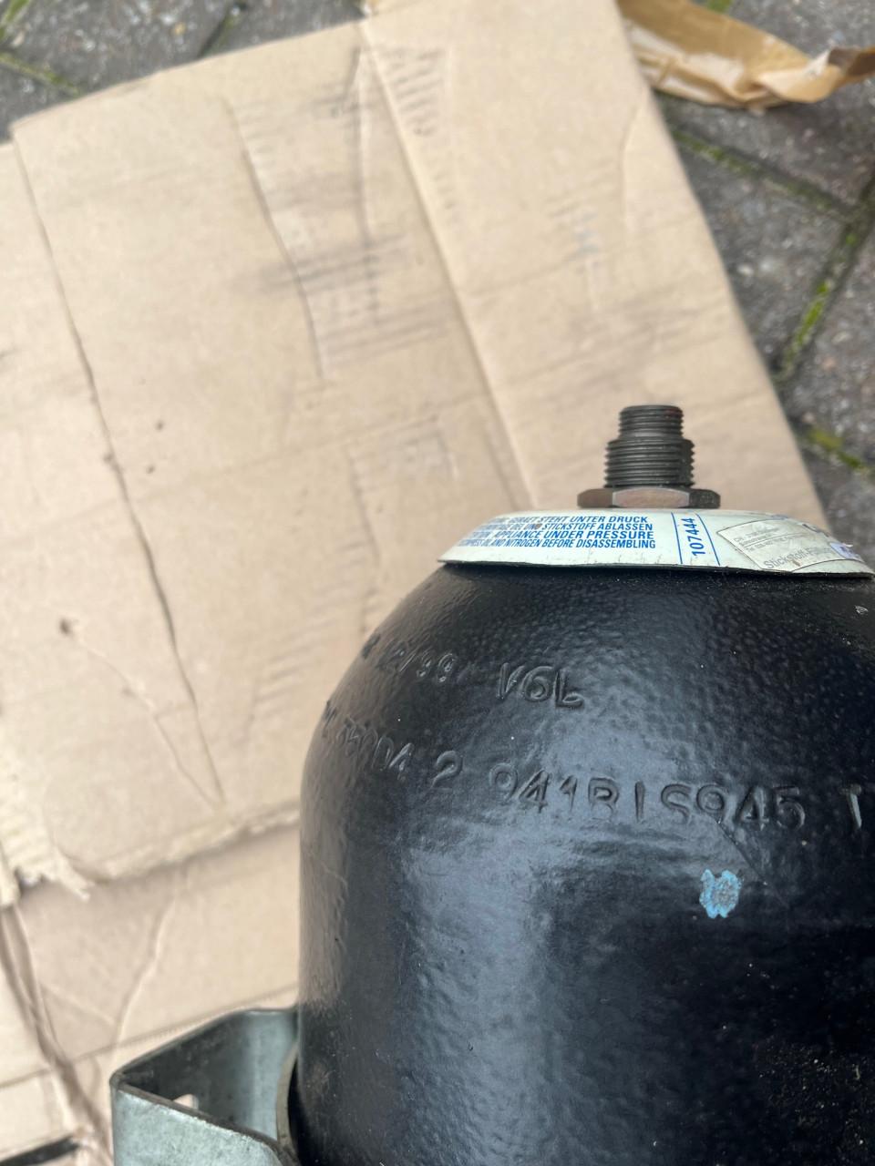 2 stuks hydrauliek accumulatoren