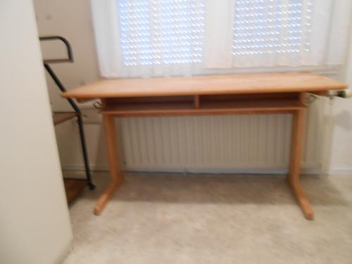 Ouderwets school bureau. Kinder bureau. Laag bureau