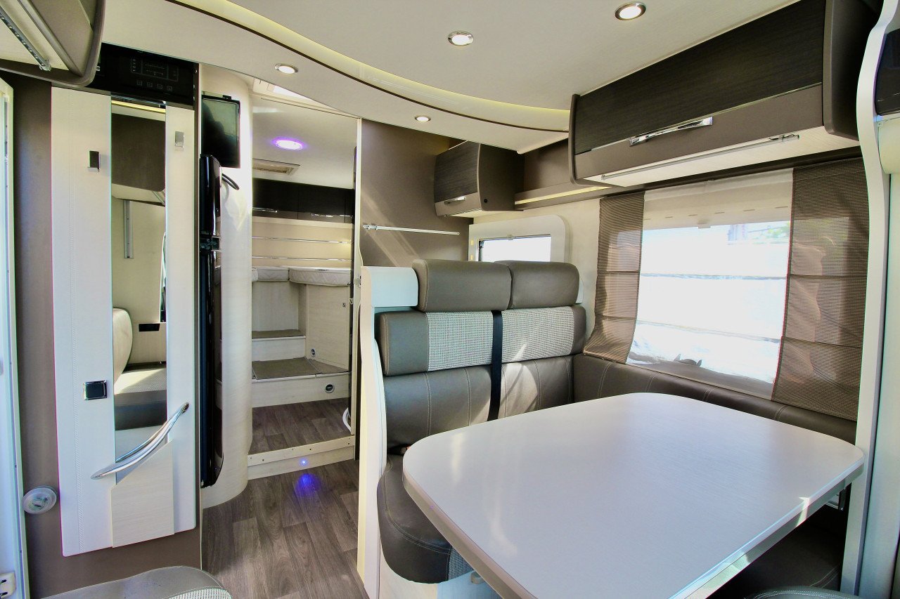 Chausson Welcome 727GA (Lengtebedden+ Electr. hefbed, Als Nieuw!!)