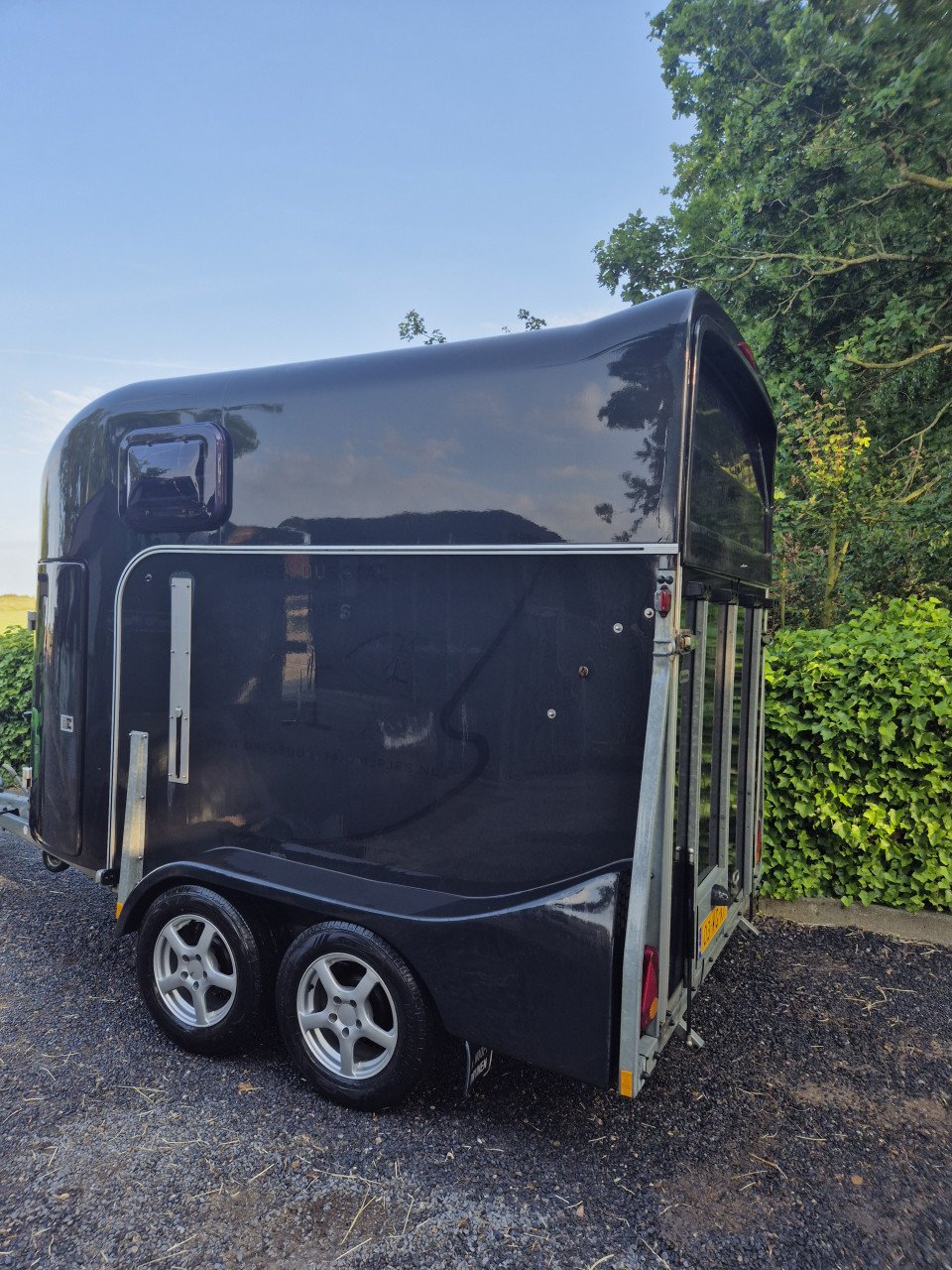 Mooie zeer ruime 2-paards polyester Brenderup trailer