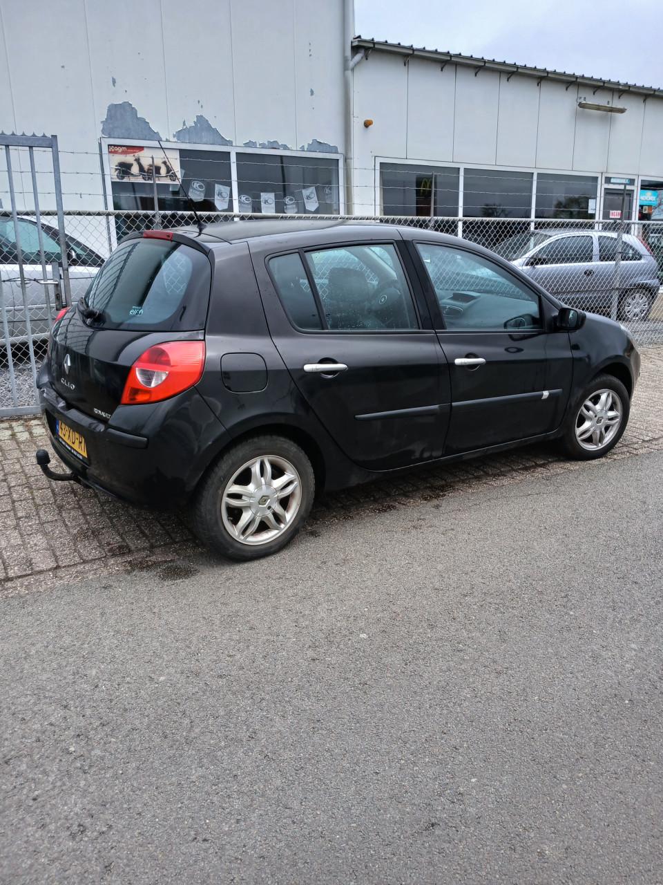 Renault Clio 4 deurs en trekhaak 13 maanden gekeurd