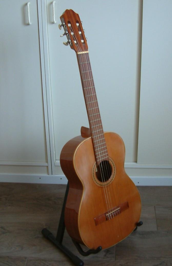 Spaanse gitaar  Juan  Salvador   met een goede rug tas  100 euro