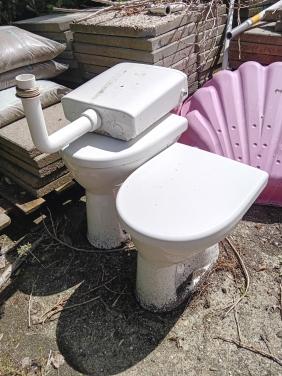 2 wc potten en 2 wastafels.
