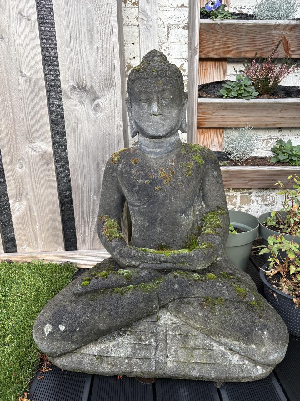Groot zittend Boeddha stenen beeld winterhard, 80 cm hoog