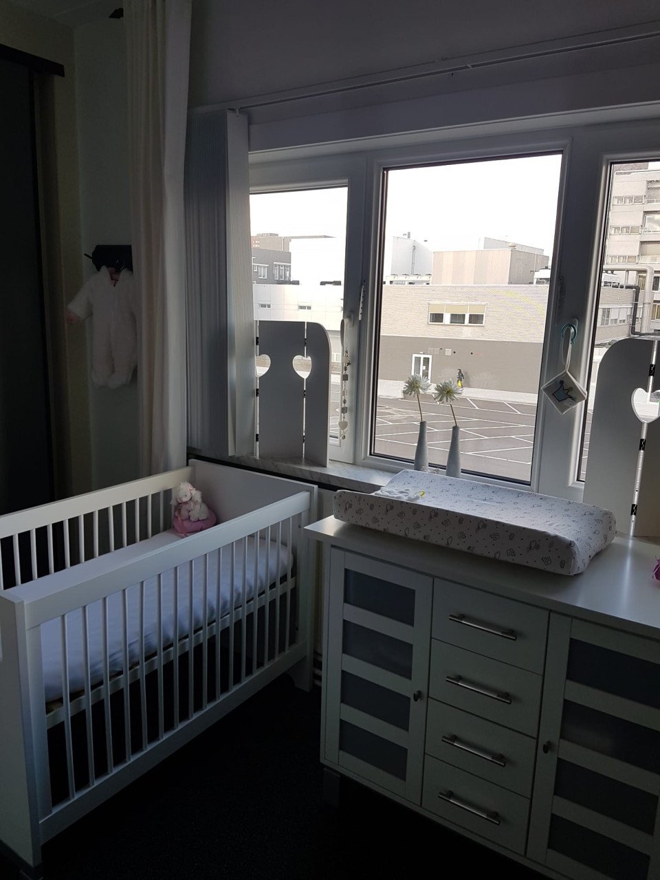Nette witte baby kamer : Ledikantje/matrasje / commode / commode plank