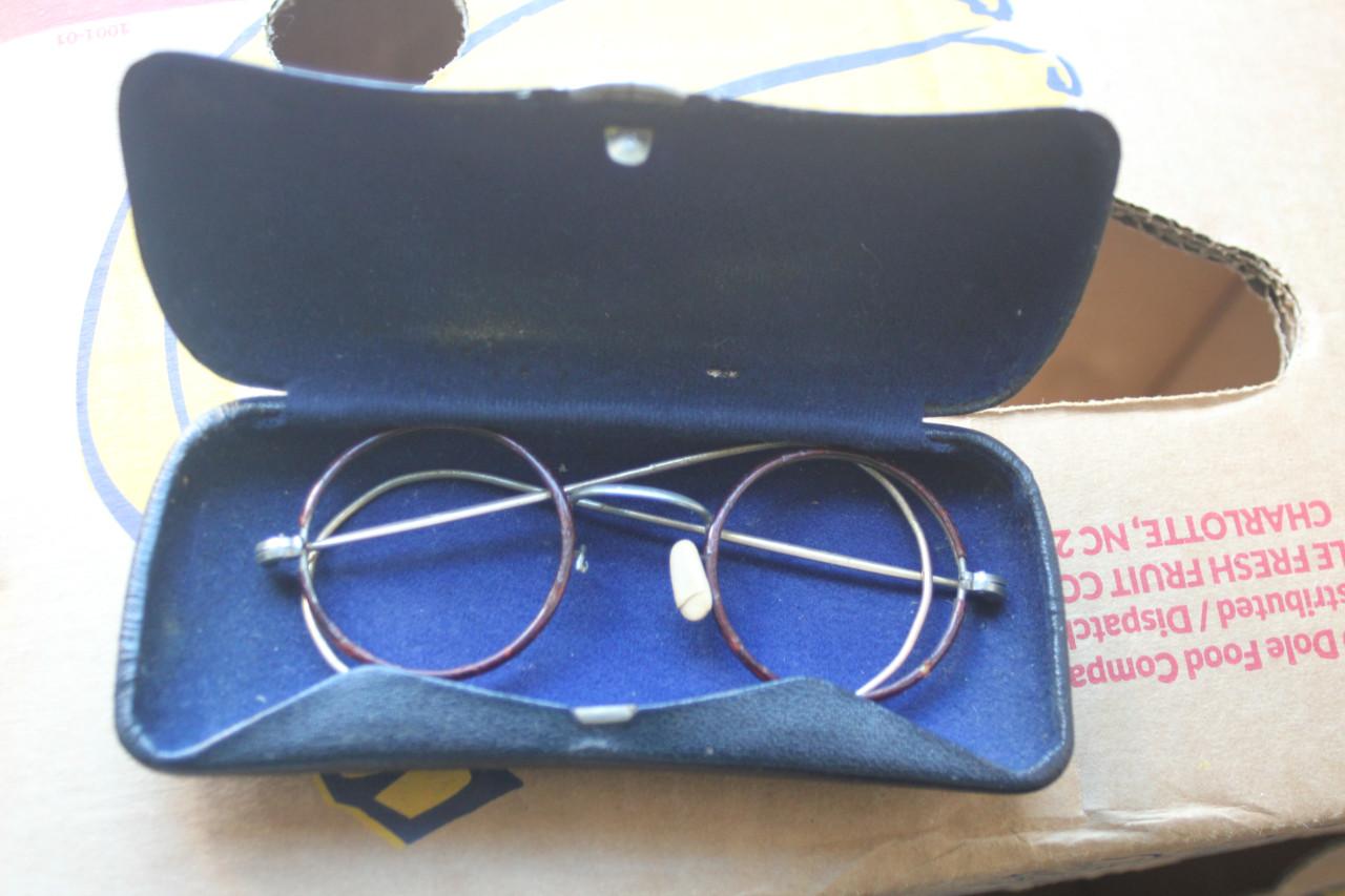 Brilletje en koker uit grootmoeders tijd