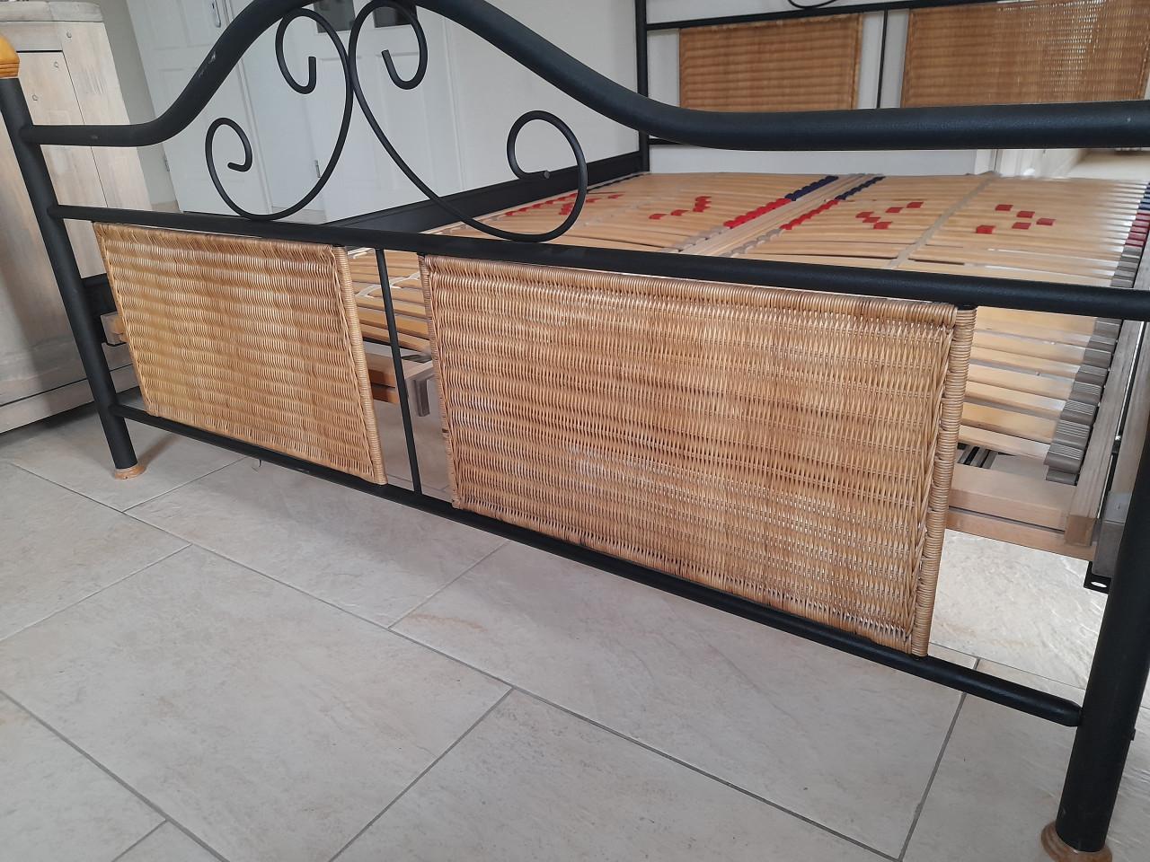 2 Persoons bed 160 x 200 met verstelbare lattenbodems (in goede staat )