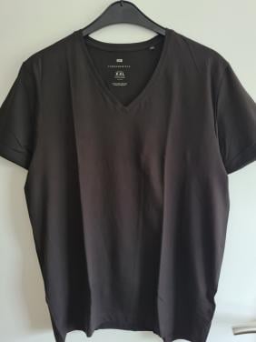 Nieuw, alleen gewassen zwart V-hals T-shirt van de WE in maat XXL.