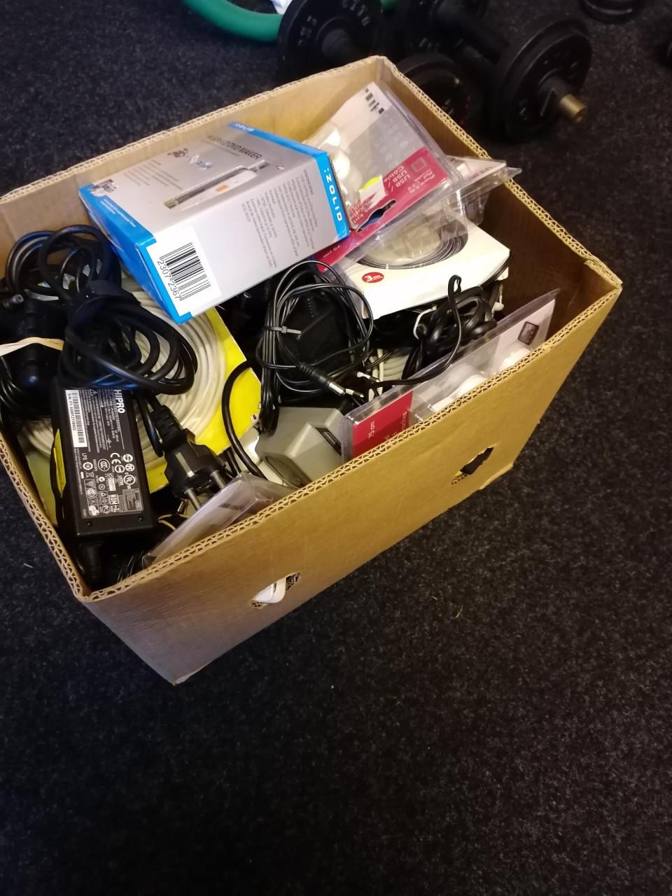 Doos met adapters en vele andere items