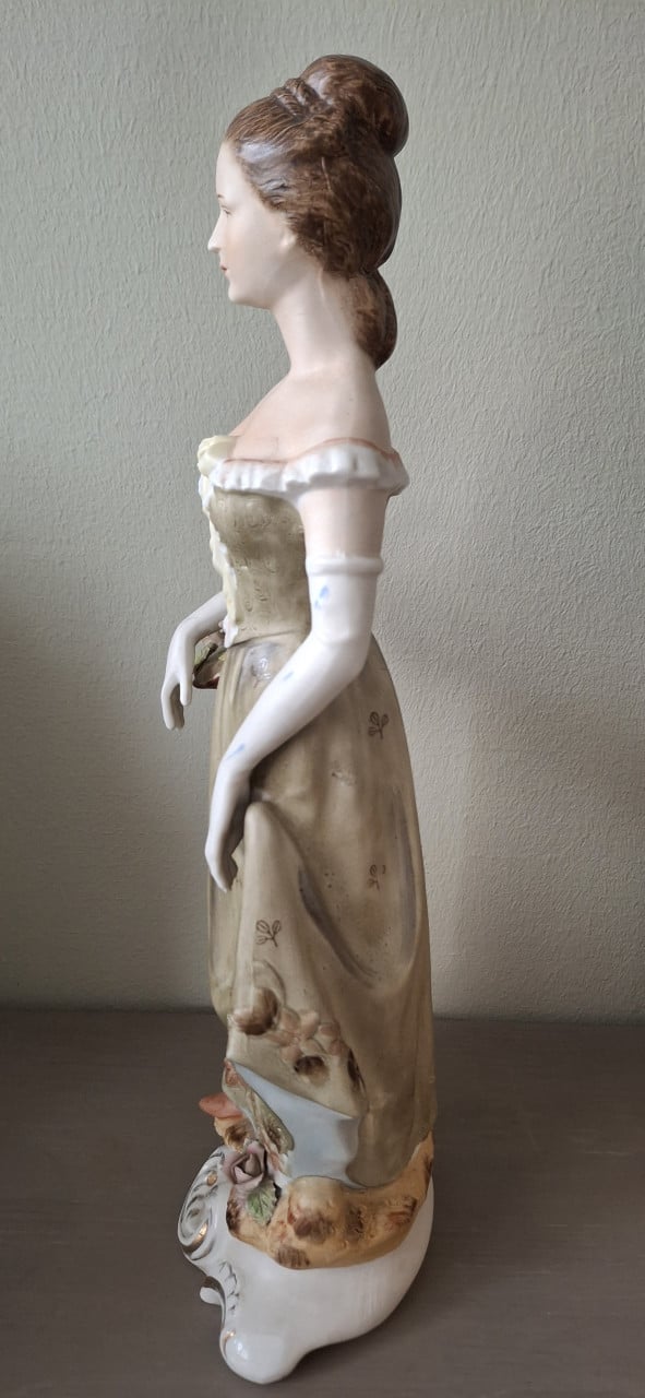 Beeldje: Vrouw met mand