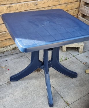 VIERKANT TUINTAFELTJE