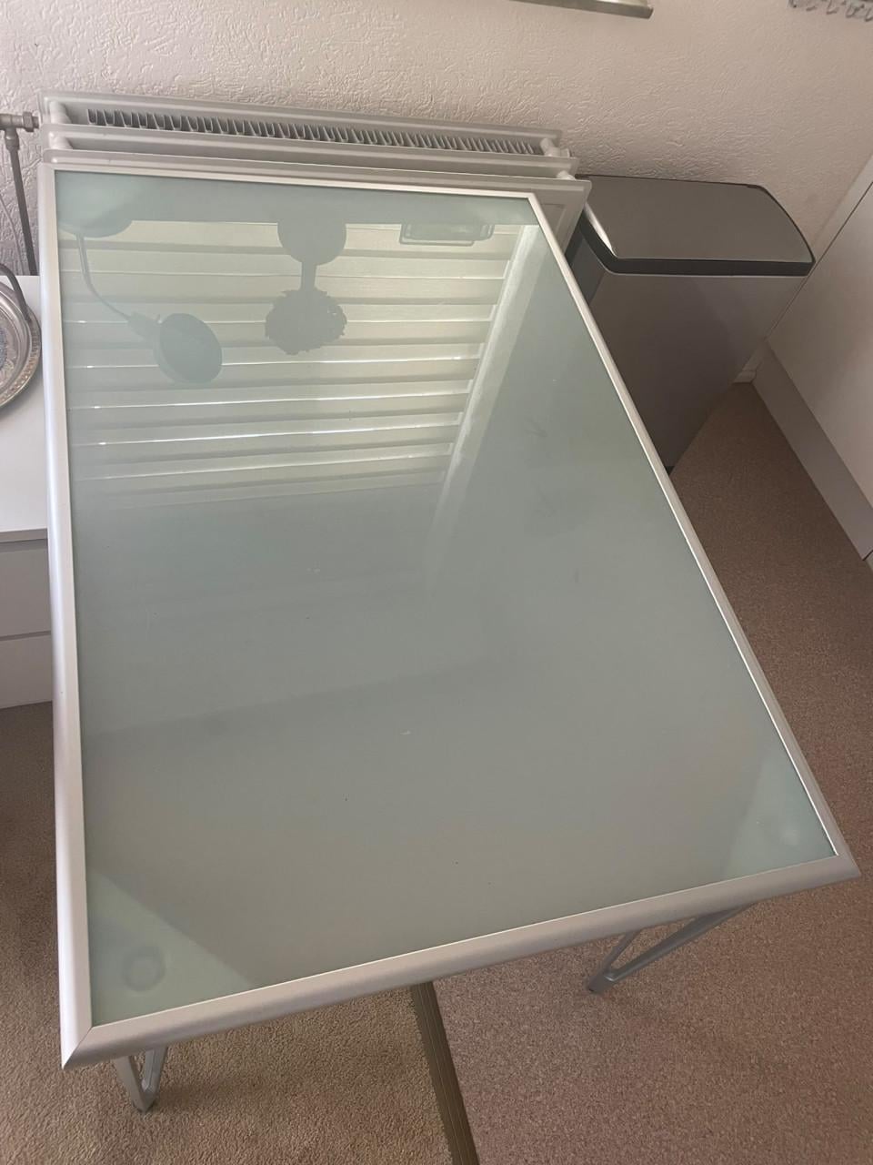 Moderne melkglazen eettafel met metalen frame