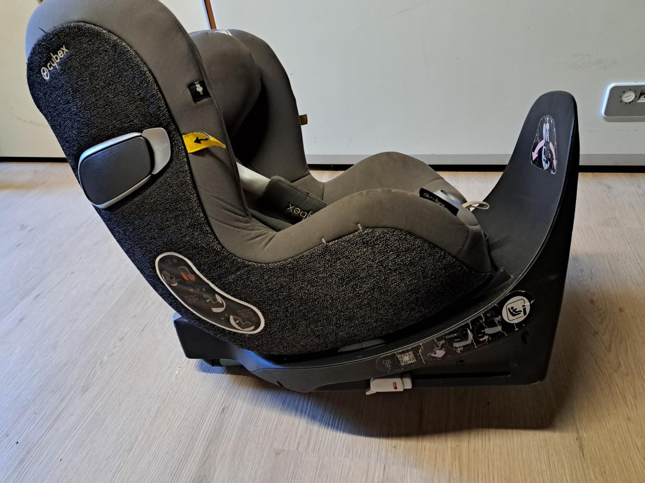 Draaibare CYBEX Sirona Z stoel met bijbehorende ISOFIX base