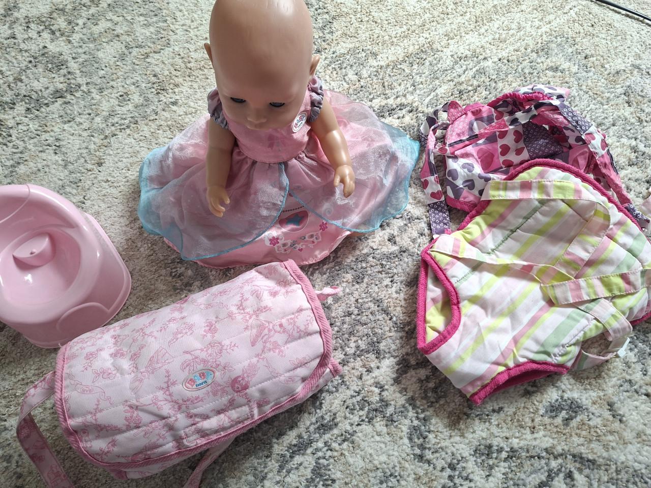 Baby born met veel kleding en extra's.