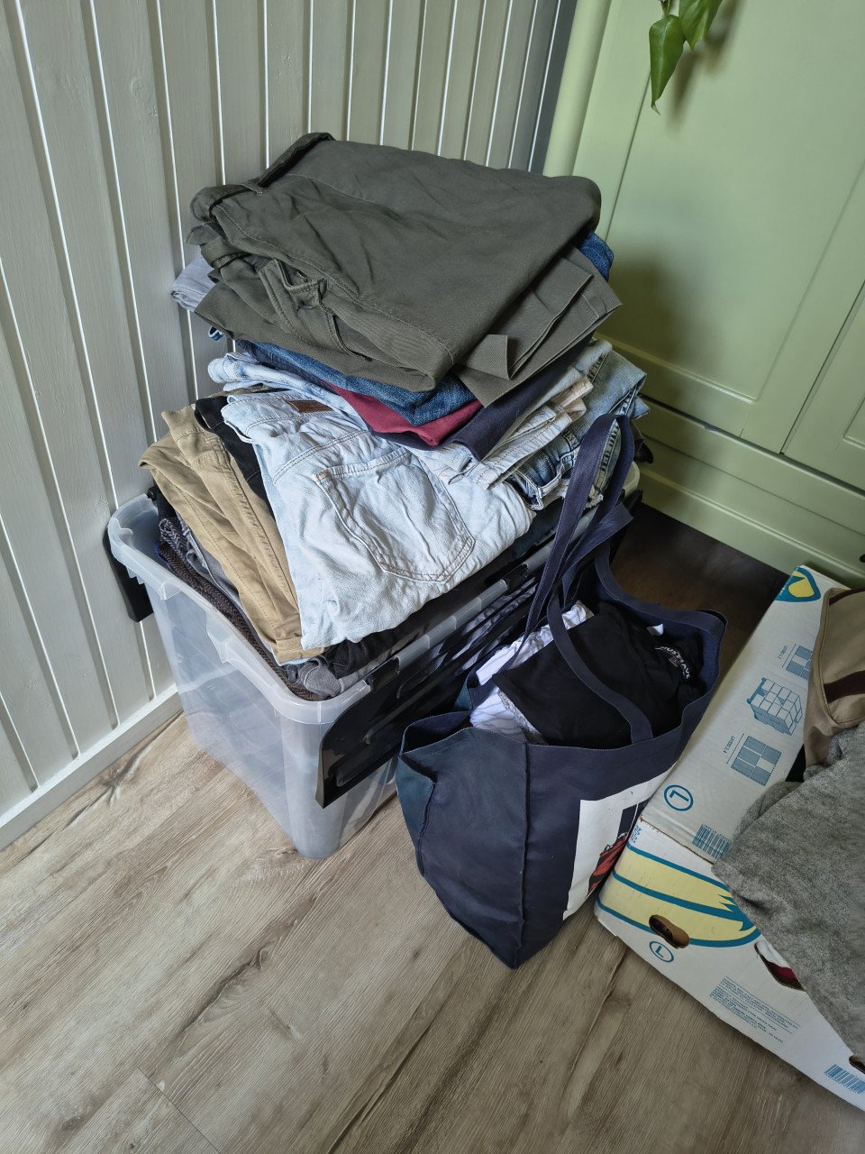 Enorme partij dameskleding, merkkleding, maat XS-XL. Broeken, shirt, tops.
